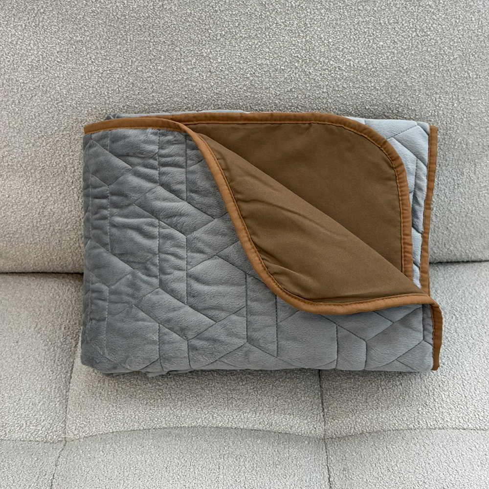 Custom Reversible Aviation Quilt Double Layer Peach Skin Comforter Diamond Quilted Soft Blanket for Airline